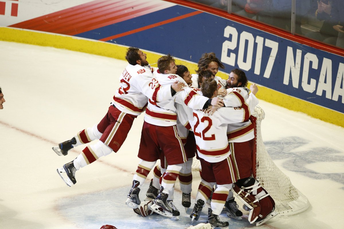 NCAAIceHockey's tweet photo. THE BEST FEELING IN THE WORLD! 

#NationalChampionship https://t.co/ULRPrtXiWJ