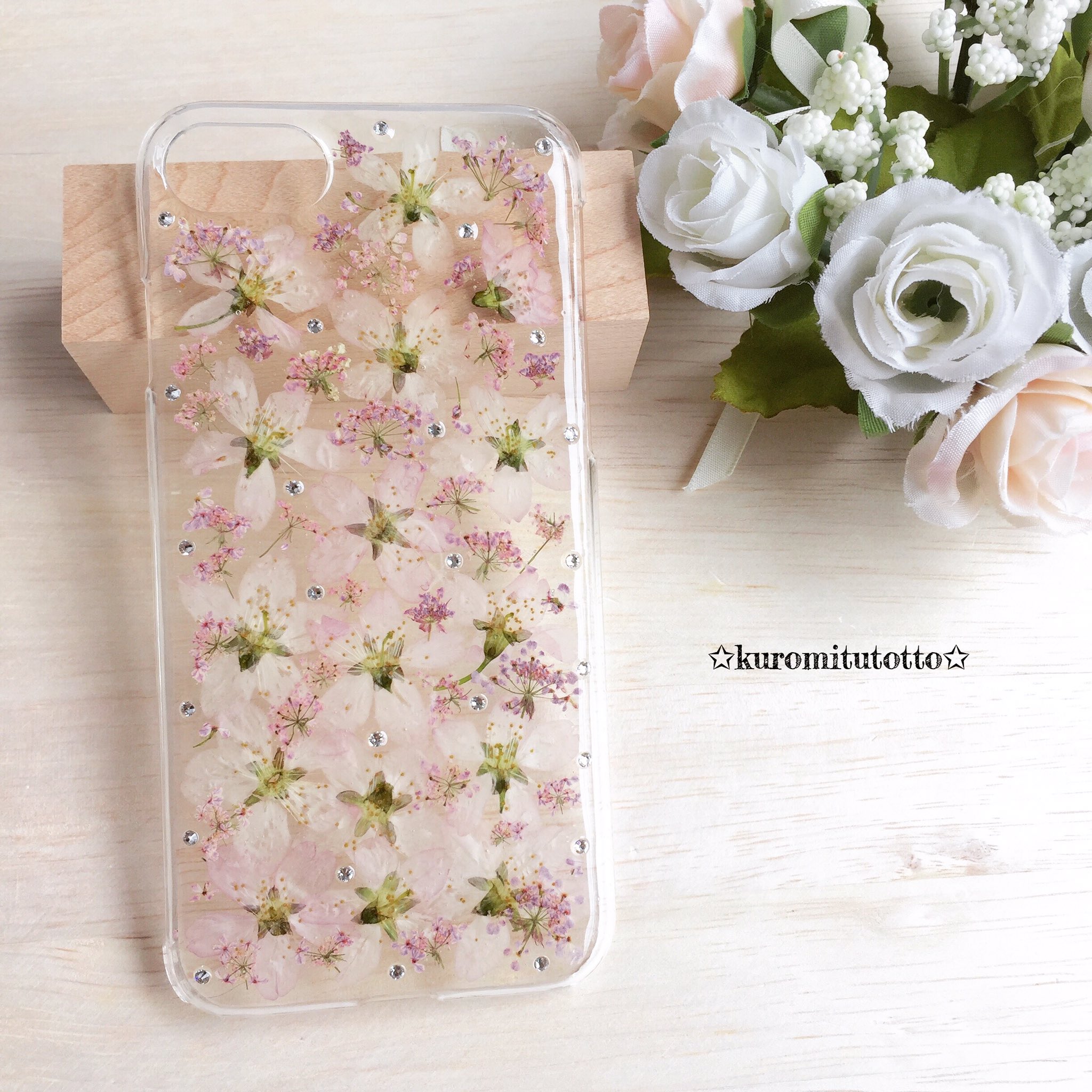 Kuromitutotto 桜とシャクの花のスマホケース Iphone7です お花在庫あるうちは 他機種でもお作りできます 価格３６００円の送料１４０円で Minne にて発売中 桜シーズンも後少し ハンドメイド レジン スマホケース 押し花 桜 さくら