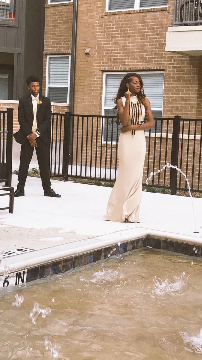 NeshaTheNatural's tweet photo. So they just kilt #Prom2k17 like that!
πΈπ½π€΄πΎ
#PromGiveaway #BlackAndGold #EmpoweringPROMises #RooseveltProm #DallasTx #DallasProm https://t.co/fyJ9guVil8