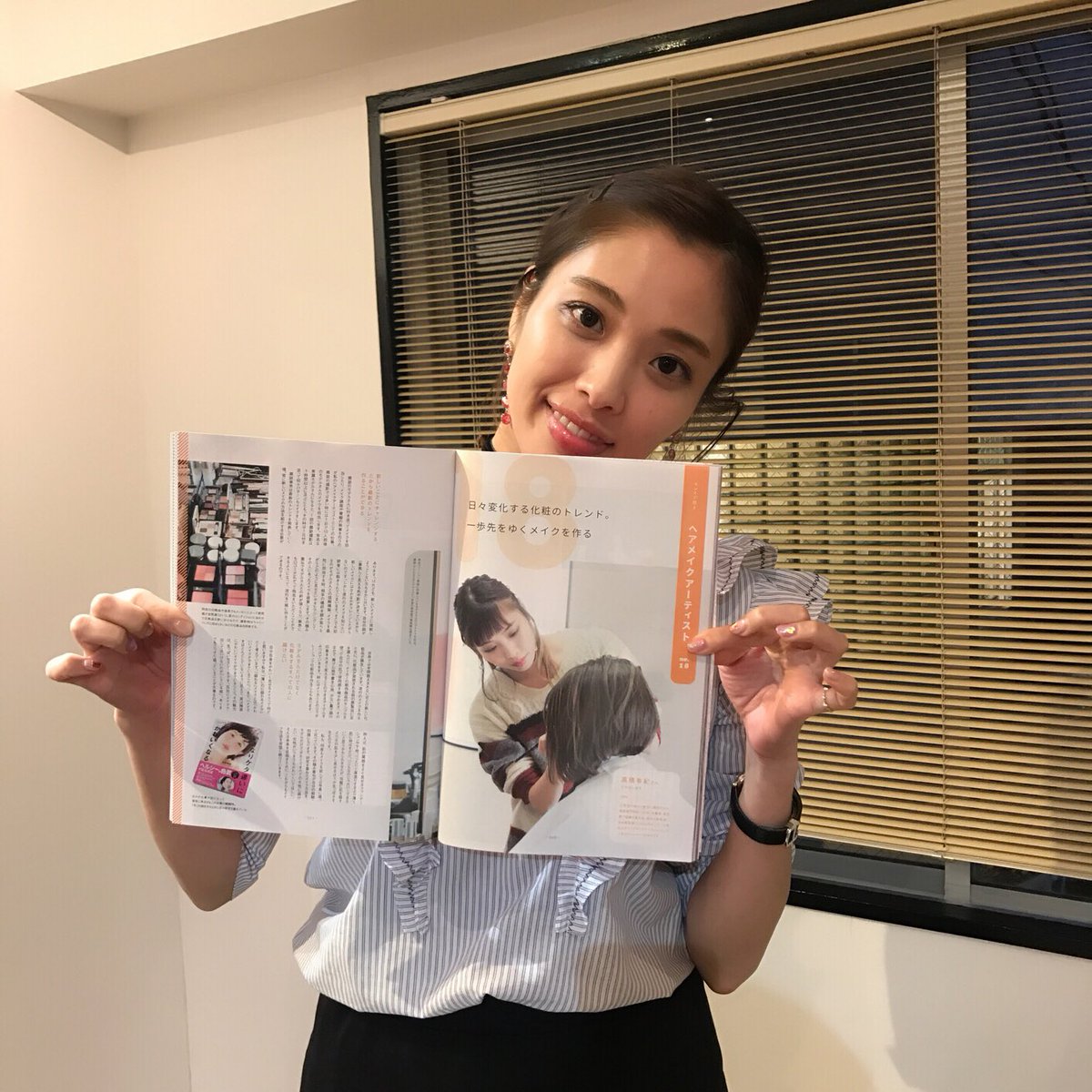 osakana_yuki's tweet photo. 全国の高校に配布される教材『未来辞典』にヘアメイクアップアーティストとして掲載されてます🌹授業で使用されるものに自分が載っているなんて不思議、、、！高校生の皆さまみてください🌸まだ配布されてないかも？？ https://t.co/pVRSIS5ZZg