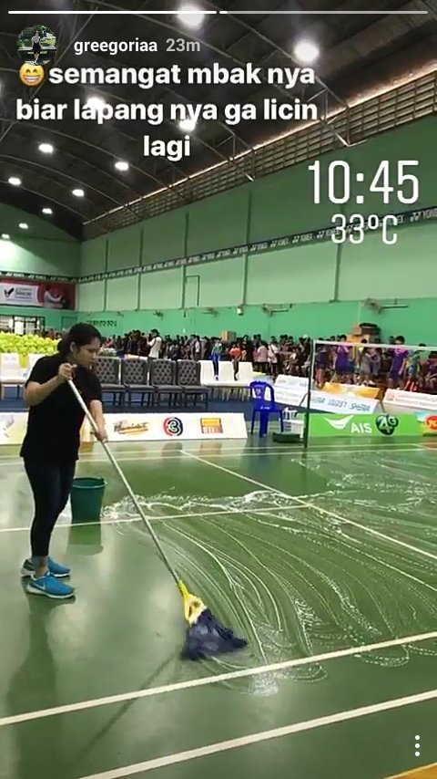GMintonYunior's tweet photo. Dari IG story Jorji, lapangannya dipel dulu biar ga licin ahaha 🚿 #BTY2017 https://t.co/6fYncP44OF