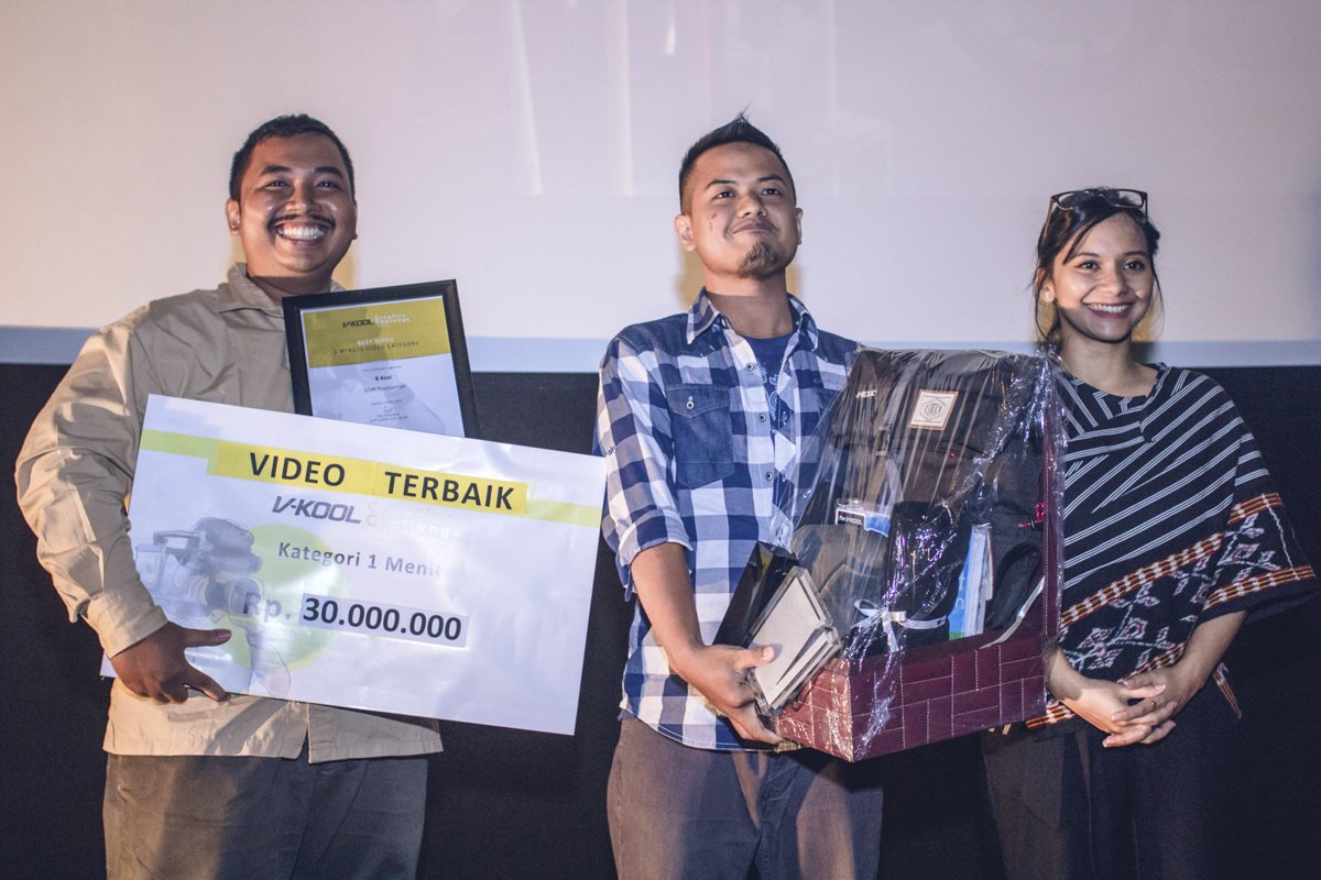 VKoolCreativeID's tweet photo. GSM Production (Jombang) dengan video berjudul "B KOOL" sebagai pemenang Video Terbaik Kategori 1 Menit. Selamat! https://t.co/3ZBBAQ6MLw