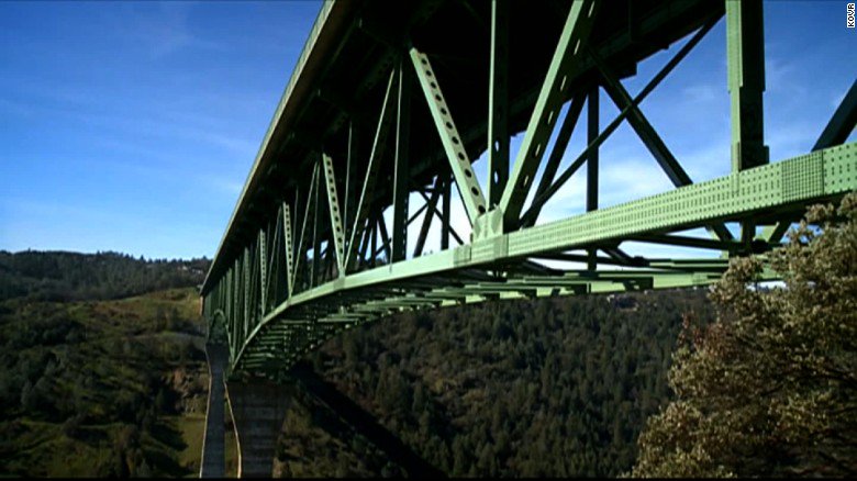 CNN's tweet photo. A woman fell off California's highest bridge while taking a selfie https://t.co/mA9r4N6TZJ https://t.co/ULhKpOIfjd