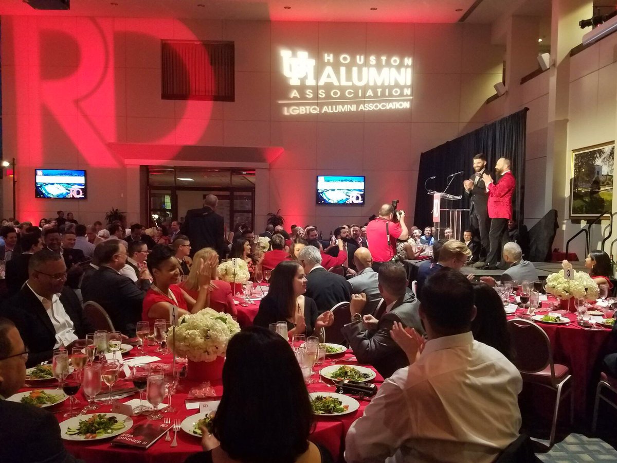 SylvesterTurner's tweet photo. I ended the day speaking at @UHouston #UHRedDinner. Honored to meet @BrianSimsPA. Great turnout for the second annual event. #GoCoogs https://t.co/ThCgy9vpLv