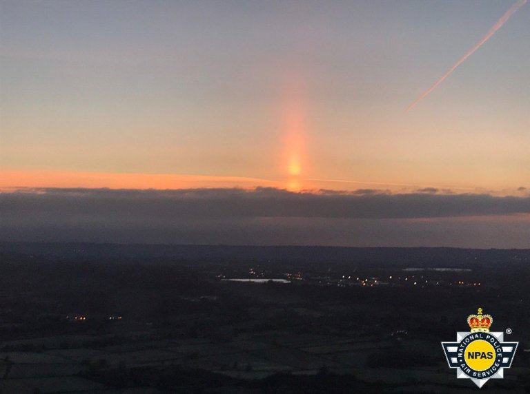deZabedrosky's tweet photo. Pilar de Sol visto desde Derbyshire, Dorset y Bristol, #Inglaterra el 06.04.2017 por SWNS #sun_pillar #rare #phenomenon #Light #UK #dawn https://t.co/c2wX5uCvmJ