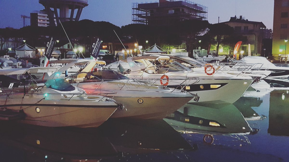 andrettamic's tweet photo. #lignanoboatshow #CentroNauticoLignano #ultimogiorno #lastday #cranchi #cranchiyacht #boatshow #Z35 #m44 #M44Ht #endurance #endurance33 https://t.co/3NiUbcvhTP