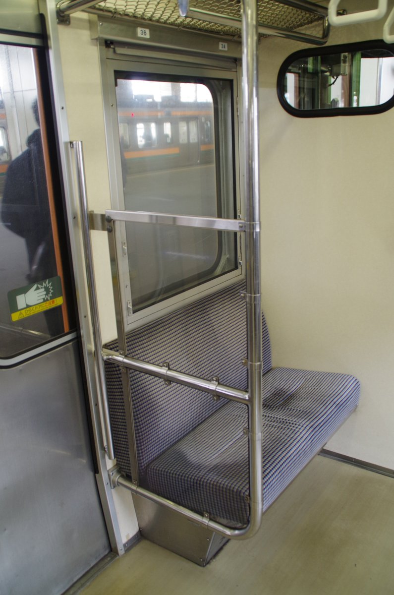 Tobu_hiroto's tweet photo. クモハ115-1566の運転台後方の座席が飛び出ているお話
1枚目：クモハ115-1566
2枚目：クモハ115-1032 https://t.co/K6c9244J9N