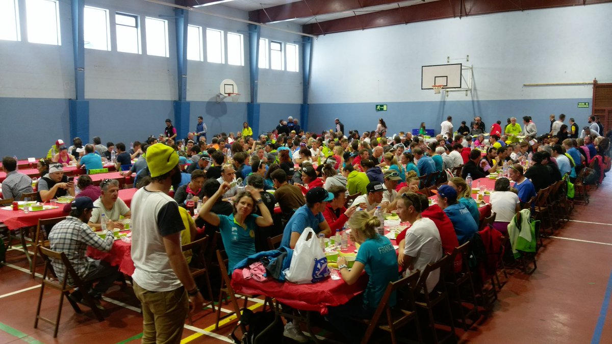 valdaranskimo's tweet photo. Final de festa i dinar de germanor #valdaranskimo a Salardú. Acomiadem una gran temporada @ISMFSkimo 2017 ❄🎿🏆 https://t.co/kOQpOfJad7