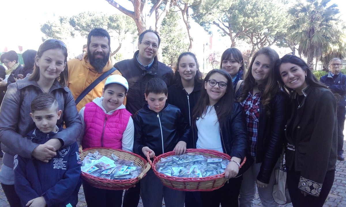 ComunitasE's tweet photo. #Pasquadipopolo2017: insieme al quartiere S.Paolo, per donare le palme in Segno di pace! #costruiamolapace @immaginise @santegidionews https://t.co/DhygJnRqnl