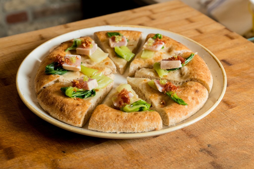 Buona domenica con #Tataki di #tonno, chips di #crudo, #PakChoi, #fiordilatte e #burrata. Unica e imperdibile #pizza da degustazione.