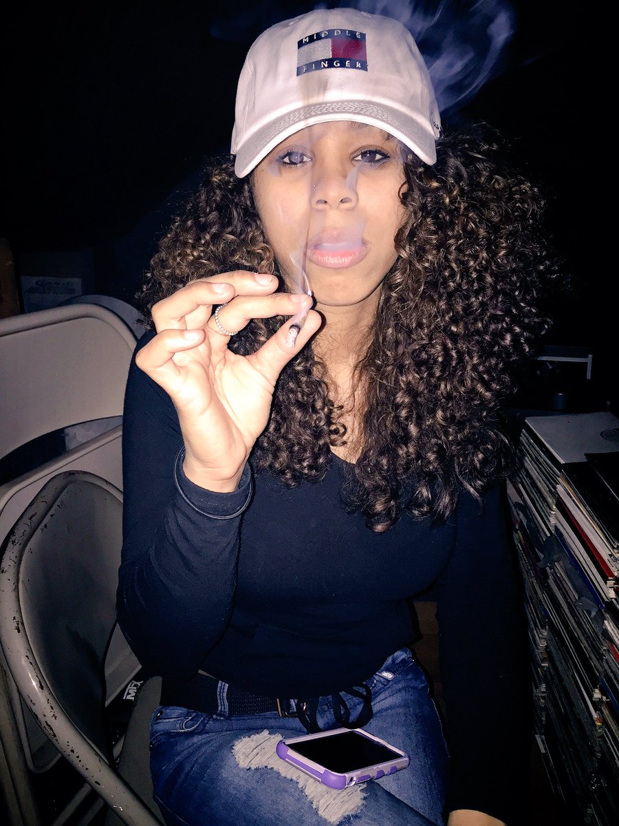 SlimSteph_'s tweet photo. Smoking ain't cute but I am 😁👋🏽 https://t.co/wmvirXHGuN