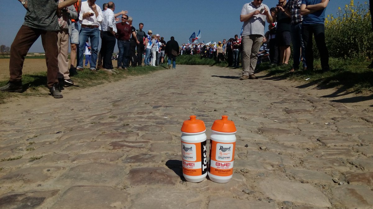 Met deze temperaturen zijn de @tacx bidons met <a href="/BYE_Nutrition/">BYE! Nutrition</a> goud waard voor de renners #ParisRoubaix