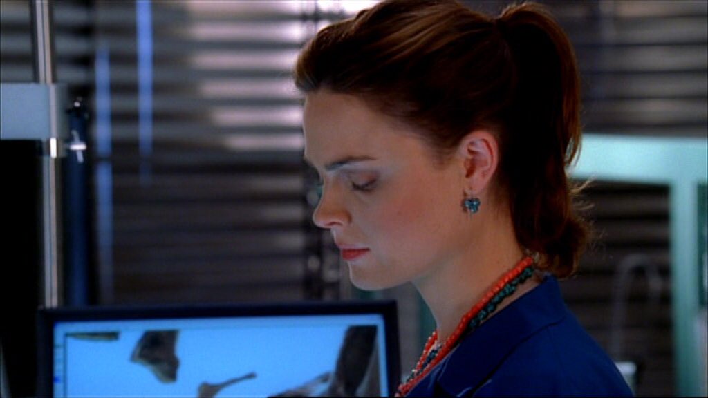 bonescaps's tweet photo. Temperance Brennan in 1x03 https://t.co/8AMEUJipFR
