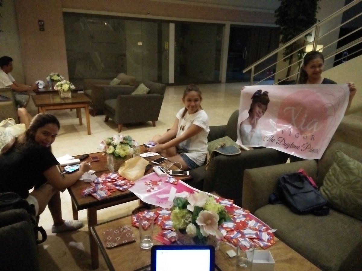 XiaVigorOFC's tweet photo. WE ARE READY!! GO TEAM XIA! 😍💪 #TeamHotel @lady_xia @xiamaravigor https://t.co/5Fsq0suP3O