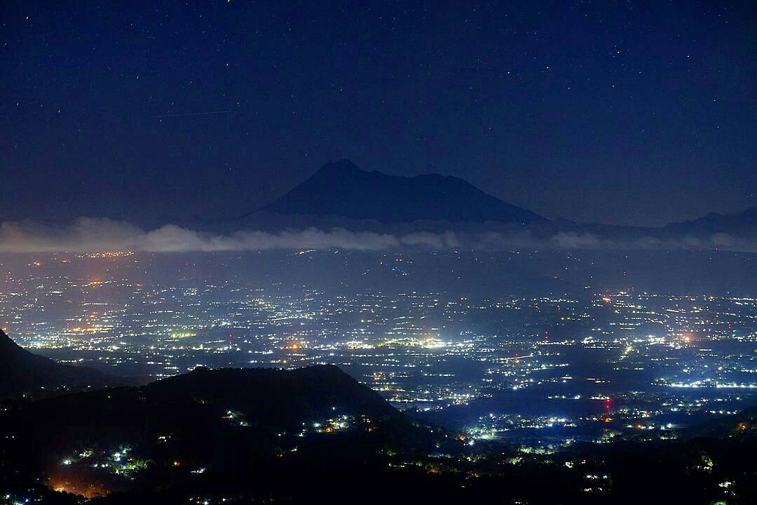 Jogja24Jam's tweet photo. Menikmati gemerlap kota Jogja 😘.
.
Loc: Puncak Blencong, Nglanggeran, Gunungkidul
Foto yanuar_surya https://t.co/InedSLDl4R