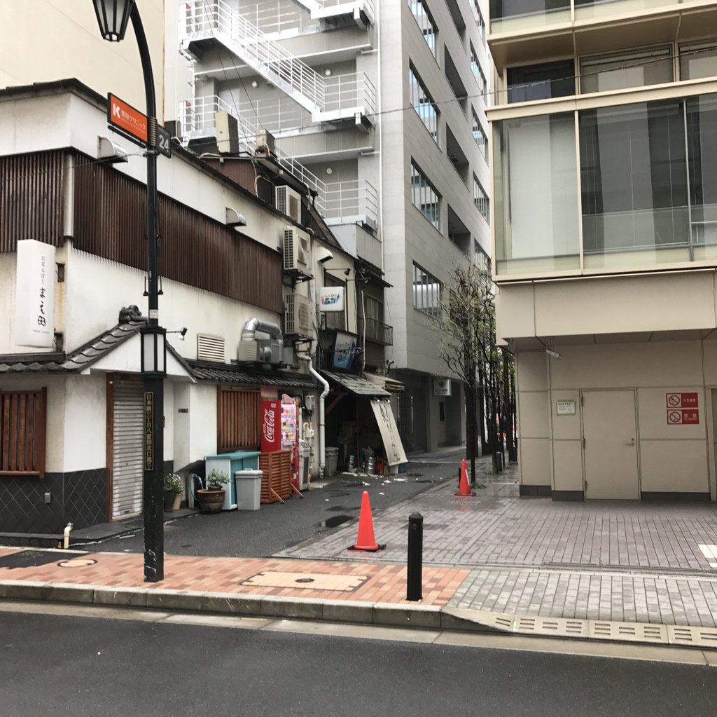 ポケモンセンターnakayama Pa Twitter 日本橋の初代ポケモンセンタートウキョーの跡地 ビルが変わってしまい跡形無し 赤い消火栓と列を作った向かいの路地は変わっていない感じです T Co Ephdwroxhj