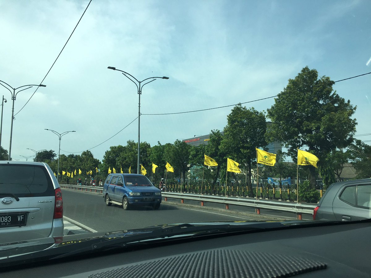 aditboyd's tweet photo. Pemandangan jl. A. Yani, sudah bersih lan apik, tapi berkesan brantakan ya @e100ss https://t.co/cc43Jo6Y8Y
