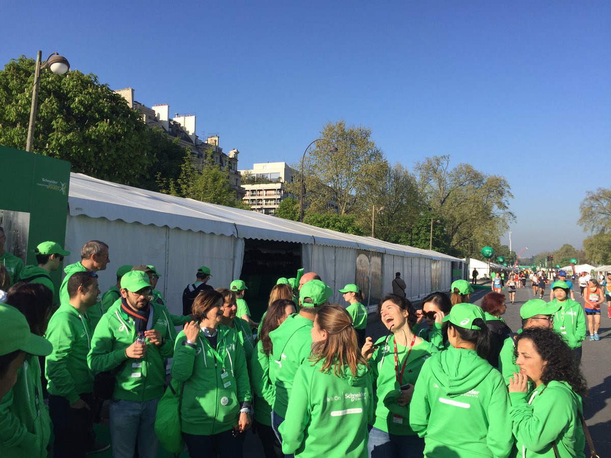 LizdeCastro's tweet photo. Big thank you to all the amazing @SchneiderElec #ParisMarathon volunteers! #lifeison https://t.co/3xfFmynnpB