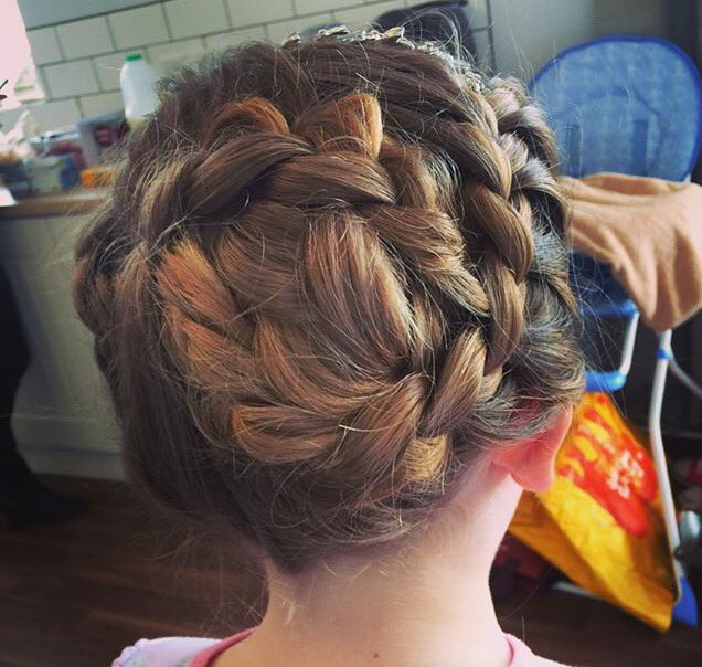 Gorgeous_B_Hair's tweet photo. Today's gorgeous flower girl, Emily ❤ hair by @gorgeousbridalhair #exeter #devon #hairup #braids #gorgeousbridalhair https://t.co/A1gQDStCPk