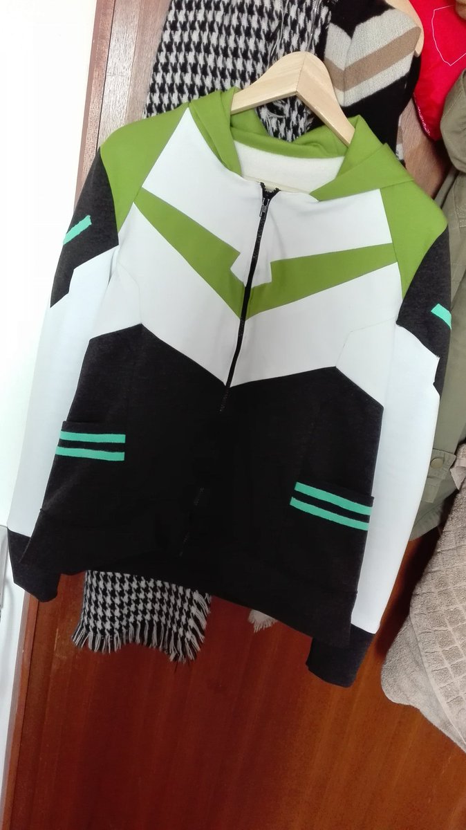 MelodyCosplay's tweet photo. Finished Pidges Lion Hoodie!!
Design by: @catgirl0926 
Thx to the zipper Its not perfect but I still like it <3
#ボルトロン #Voltron #Pidge https://t.co/TAK6i2dFxf