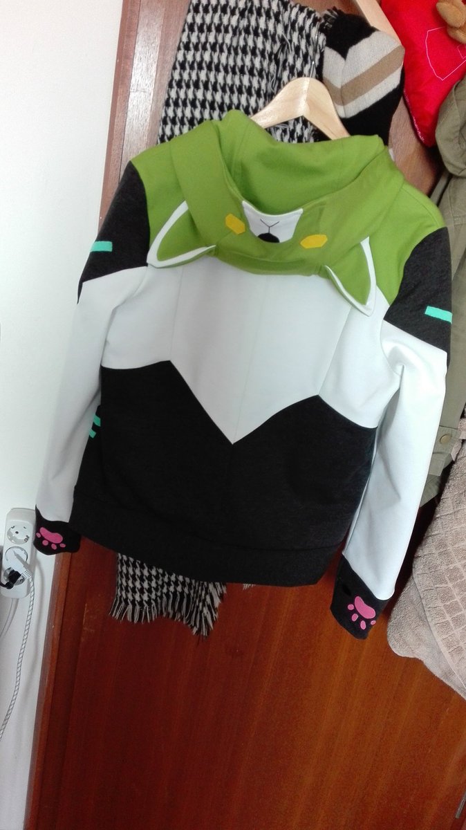 MelodyCosplay's tweet photo. Finished Pidges Lion Hoodie!!
Design by: @catgirl0926 
Thx to the zipper Its not perfect but I still like it <3
#ボルトロン #Voltron #Pidge https://t.co/TAK6i2dFxf