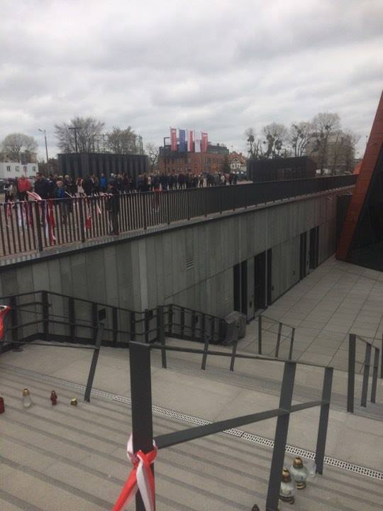 Borawski's tweet photo. Kilkuset metrowe kolejki do #MIIWS Ludzie stali od 6 mimo, że kasy otworzyli o 9:30. Kolega przyszedł o 8 - dostał bilet na 13 #DobraZmiana https://t.co/MjbNyGbk7e
