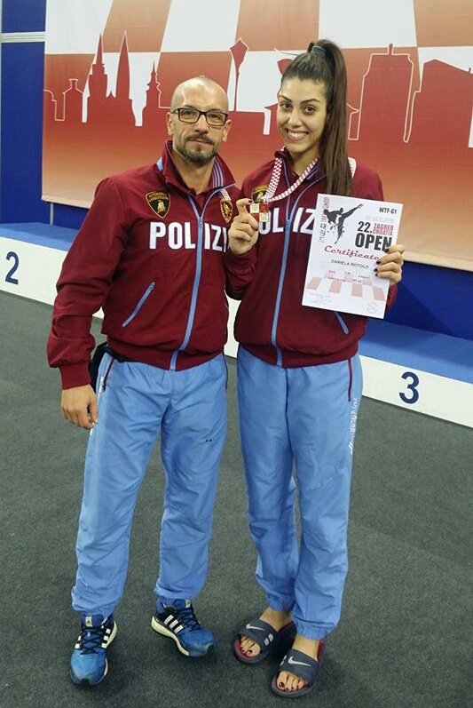 poliziadistato's tweet photo. #Fiammeoro #taekwondo #DanielaRotolo splendida regina continentale conquista la medaglia d'oro ai Campionati europei U21 di #Sofia2017 https://t.co/hYQ4RZSWJ2