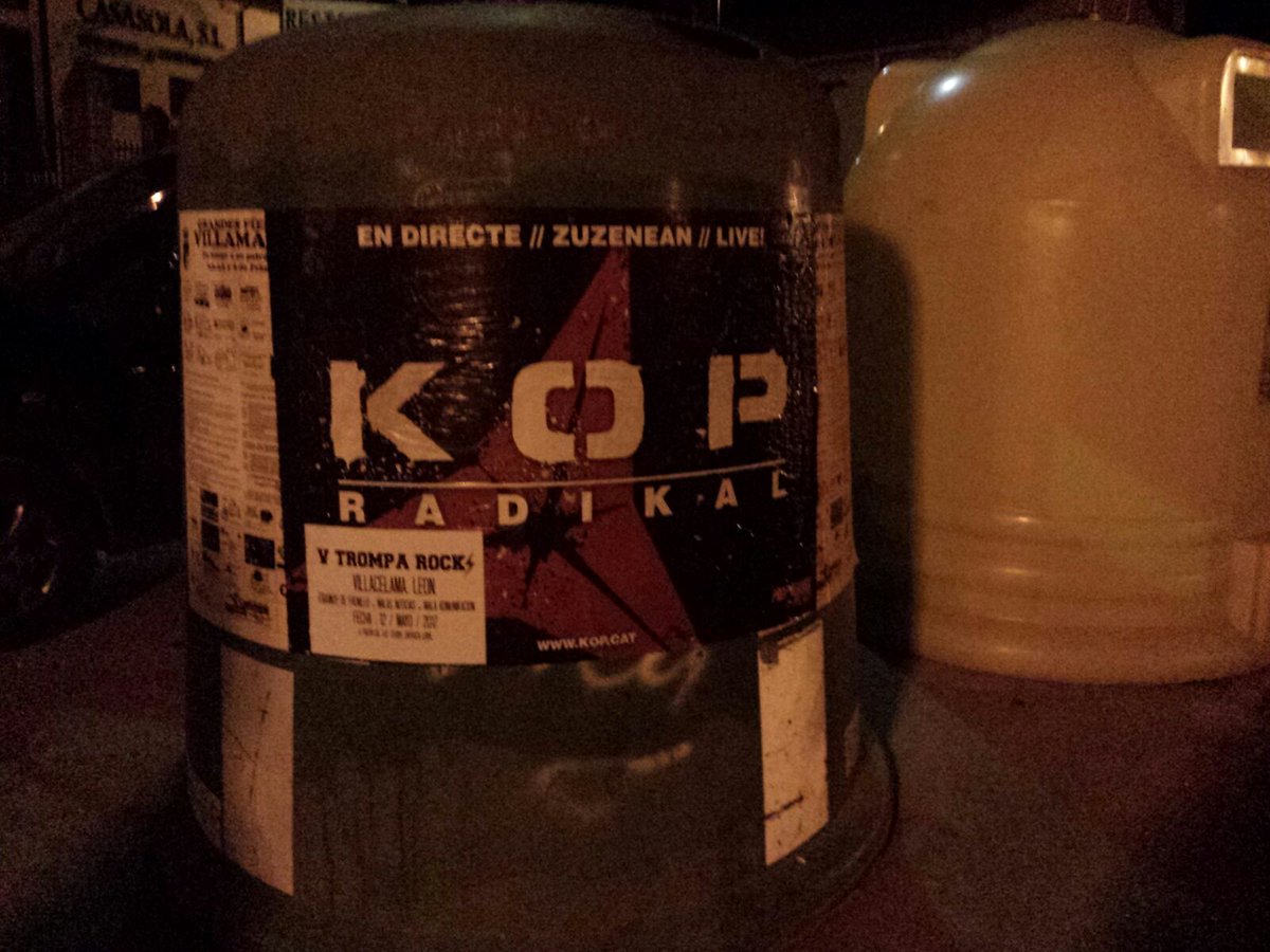 TrompaRock_'s tweet photo. Busco en la basura algo mejor.
Busco en la basura algo nuevo.
Busco en la basura solución... https://t.co/46FeNGuh1r