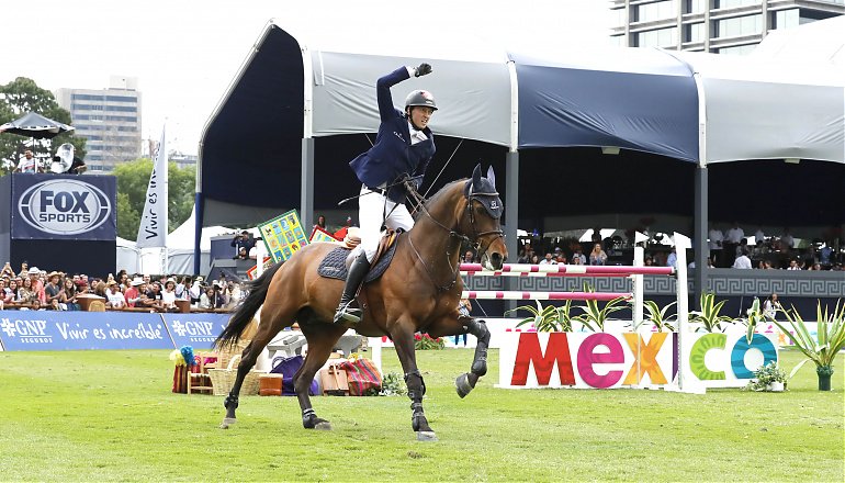 dans_la_foulee's tweet photo. 🇨🇭 Superbe victoire de Martin Fuchs et Chaplin dans le Grand Prix ! - https://t.co/TcAiQI8kp3
(Photo: © LGCT/Stefano Grasso) #LGCTMexicoCity https://t.co/sgDecyWoZN
