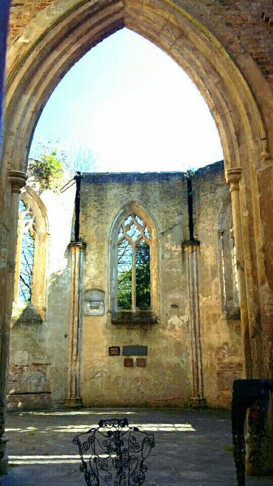 helen_stoddart's tweet photo. Getting arty at the spookily beautiful #nunheadcemetary and around @WildLondon https://t.co/qtuad7fjQq