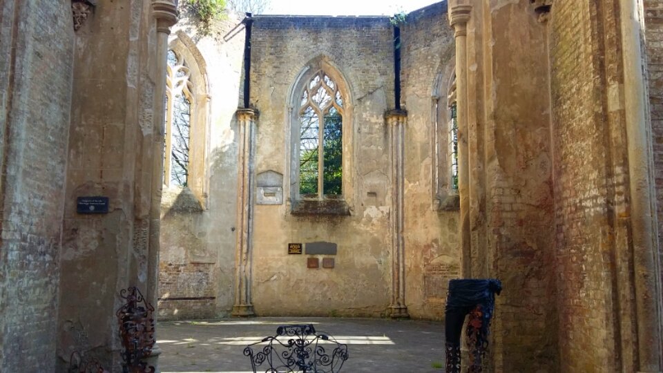 helen_stoddart's tweet photo. Getting arty at the spookily beautiful #nunheadcemetary and around @WildLondon https://t.co/qtuad7fjQq