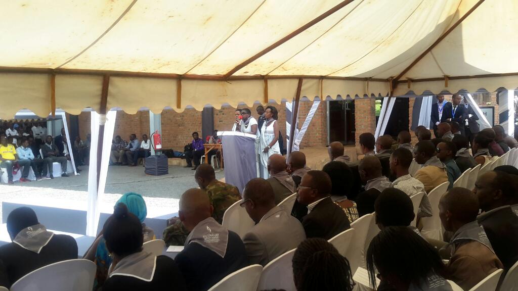 RwandaRemembers's tweet photo. Chantal: warokocyeye i #Ntarama atangiye gutanga ubuhamya mu nzira y'umusaraba yanyuzemo ngo arokoke #Kwibuka23 https://t.co/Pw5sDVYmy0