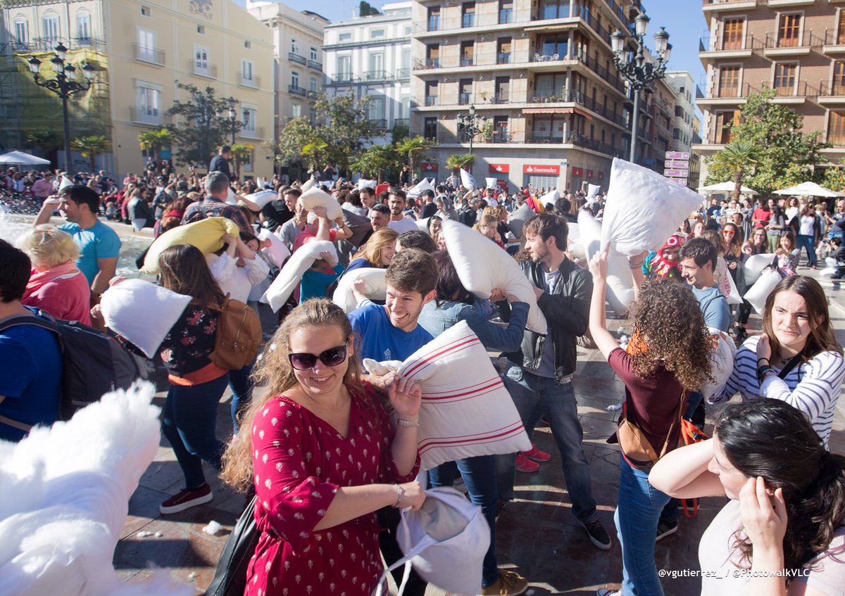 vgutierrezVLC's tweet photo. La #pillowfight2017 de #Valencia desató las risas de cientos de asistentes de toda índole y procedencia. Todas las guerras así, por favor. https://t.co/lKLFzp6OeN