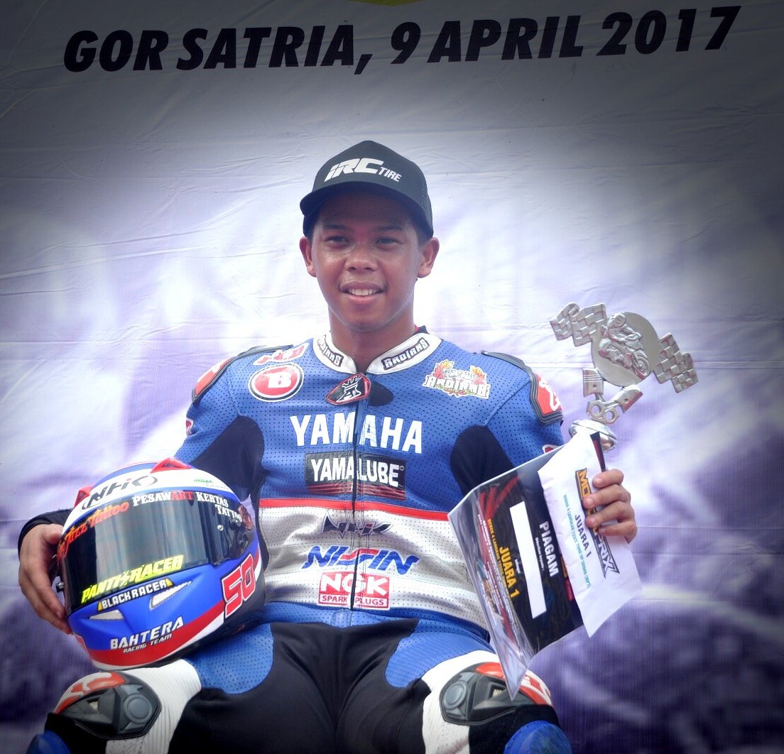 YamahaRacing_Id's tweet photo. Willy Hammer menjadi yang tercepat di kelas #Motoprix #Reg2 #MP1 dengan Jupiter MX King πππ¨ https://t.co/YdekEZvUfg