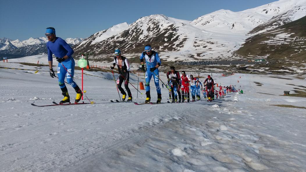 valdaranskimo's tweet photo. Damiano Lenzi i Axelle Mollaret guanyadors 🏅 de la cursa vertical #valdaranskimo Dia radiant i neu dura en gran part del recorregut ❄ https://t.co/Ev7EacaRUk