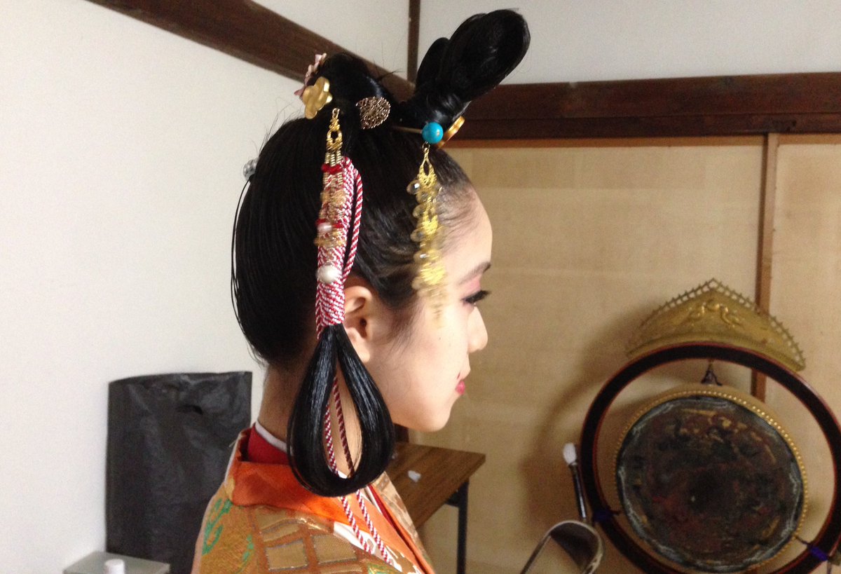 大和絵巻実行委員会 天平人募集中 Na Twitteru 昨日の撮影での阿部内親王様の髪型です 髪を輪っかにして両耳横 で束ねてある飾りは なんと手作りなのです 華やかなかんざしをさし とても艶やかです 大和絵巻実行委員会 奈良 Nara 阿部内親王