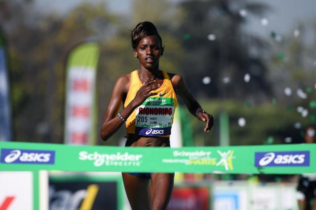 Run2meetfrance's tweet photo. Enorme bravo à Lonyangata et sa femme Rionoripo qui remportent le @parismarathon #couple #marathondeparis #traintogether https://t.co/ZcSN6dPPrP