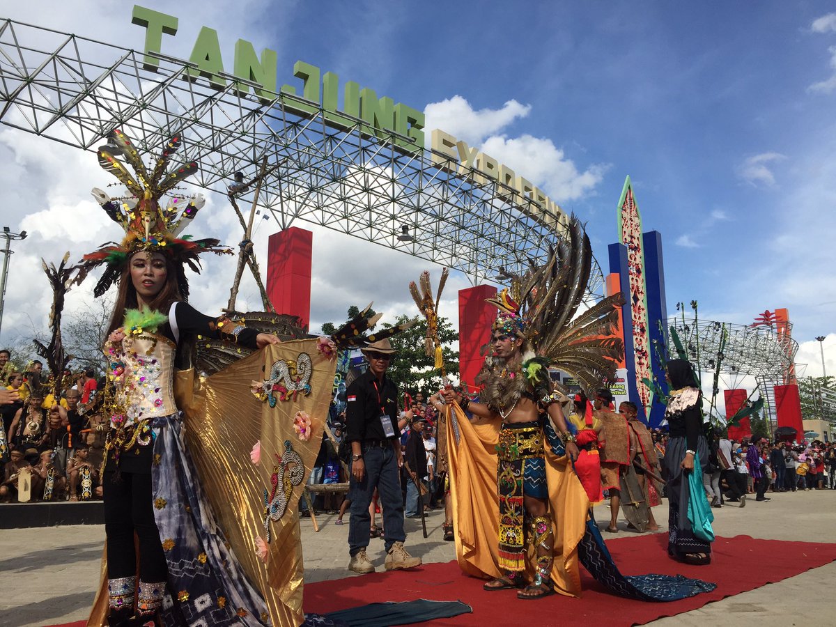 RaiyaniM's tweet photo. Puncak acara Tabalog etnic festival 2017 berakhir Tanjung expo Tabalong @AdaroEnergyTbk  #AdaroSiteVisit  #adaroblogcamp  @arbainrambey https://t.co/RSgBhA9AD5
