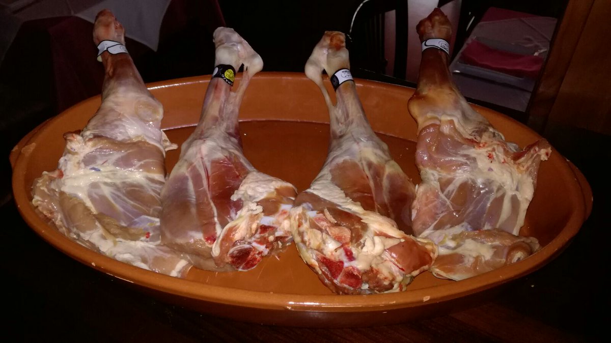 triniagg's tweet image. Preparando los asados #lechazo #Benalmádena