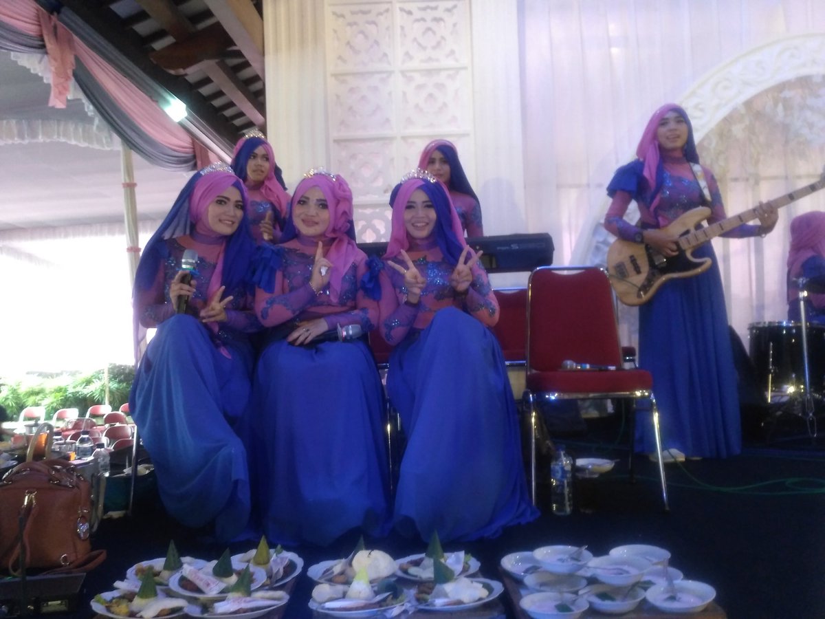 rurry20's tweet photo. @Official_Qasima kembali live in johlo ahrng cepogo with @anna_qasima @ReniErmawati2 @IdaMaya01 https://t.co/JJOhGHTwKf