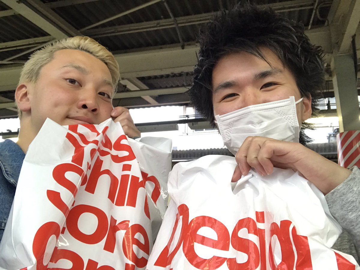 pnc0913's tweet photo. 久々のライブに「亀有のおばちゃん」が応援に来てくれました！

そしてなんと！！差し入れでお菓子とTシャツをいただきました😭

亀有のおばちゃんありがとー！！
これからも頑張ります🙇🙇 https://t.co/gepVmGpeRE