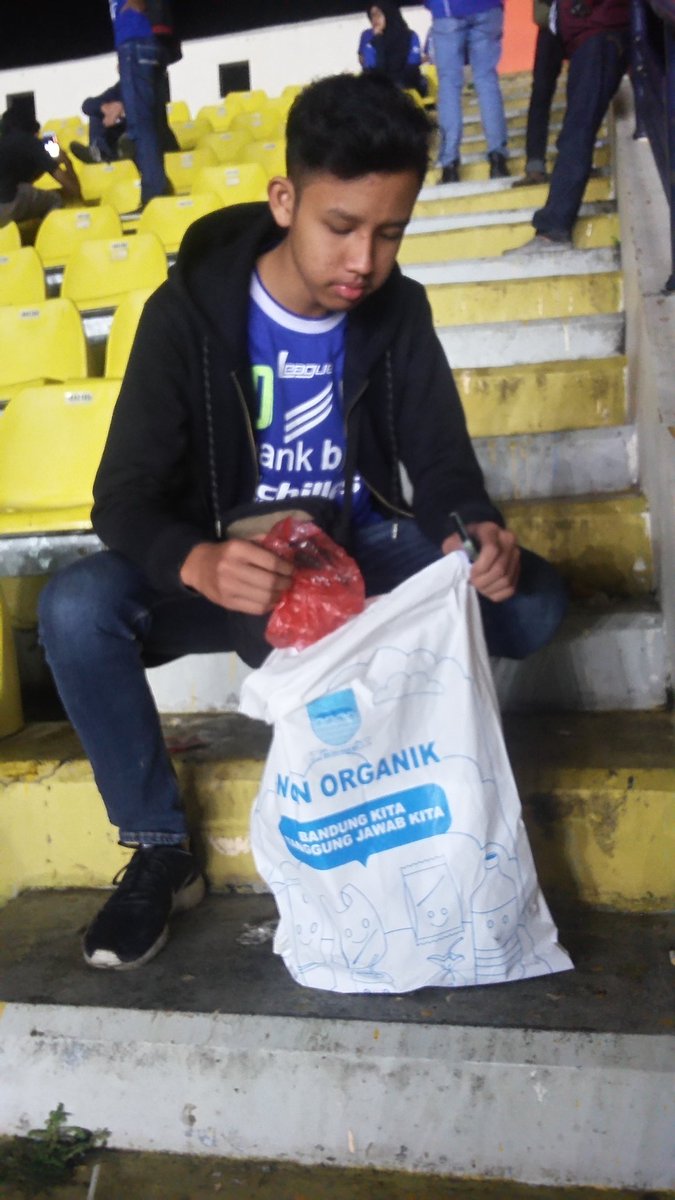 ARIRIZKI33's tweet photo. Omat Bobotoh, budayakeun #GerakanPungutSampah. Minimal tanggung Jawab kanu sampah nyalira. @BobotohID @ridwankamil @GPSbdg @recyclebank_ID https://t.co/fyjQidGnNk