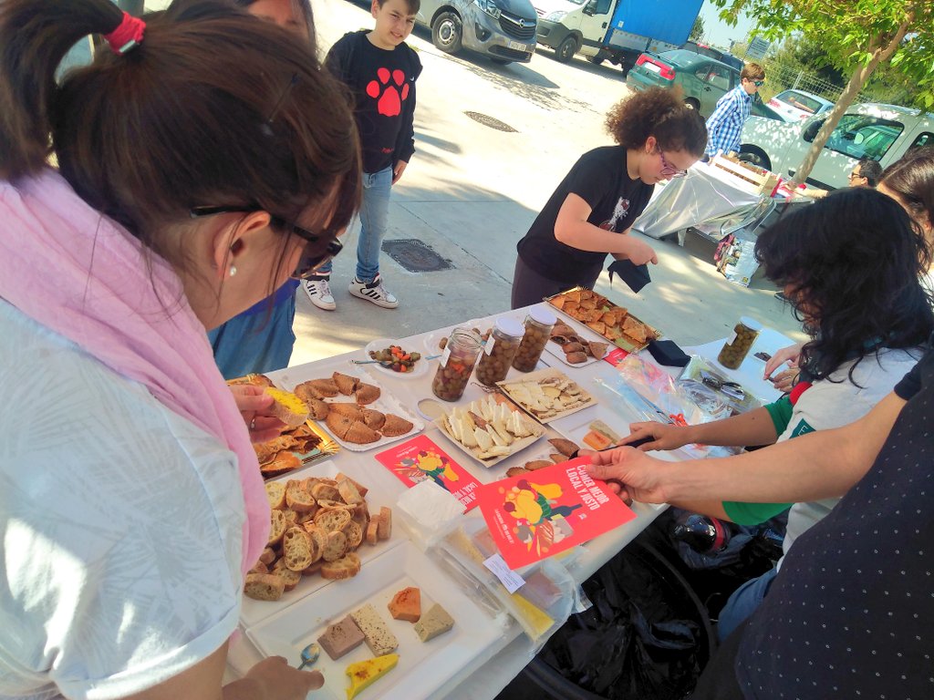 ColmenaValencia's tweet photo. Hoy colaboramos con la #4RepuntParty brindando un rico, sano y local aperitivo a todos los que customizan los trajes de @payasospital :) https://t.co/yW03TIrsKA