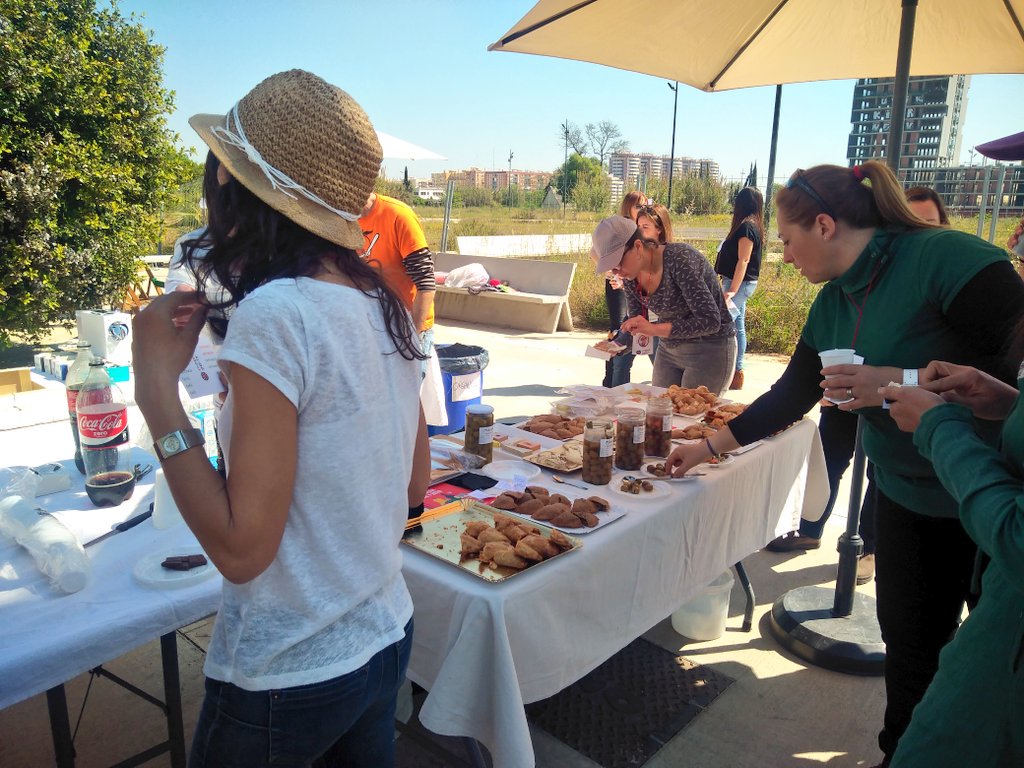 ColmenaValencia's tweet photo. Hoy colaboramos con la #4RepuntParty brindando un rico, sano y local aperitivo a todos los que customizan los trajes de @payasospital :) https://t.co/yW03TIrsKA