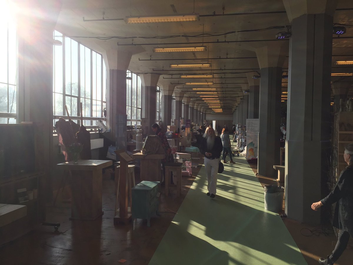 foreverbookNL's tweet photo. Foreverbook staat op #FuneralFair2017 #vannellefabriek goeie sfeer! interessante ontmoetingen! https://t.co/EvshrZzzrS