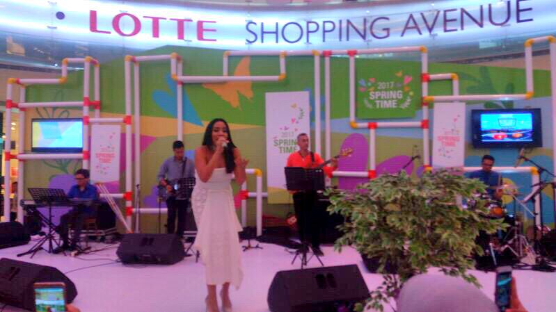 The performance of Angel Pieters at GRAND FESTA
.
Join us only at #LotteAvenue Main Atrium GF