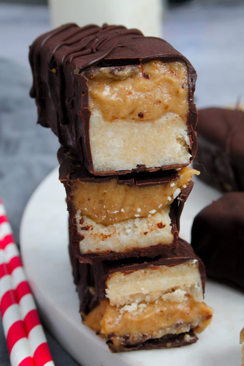 samantha_hadadi's tweet photo. Sunday baking - ooey gooey #raw Twix bars 😍😍 with @lucybeecoconut @MeridianFoods @Belovedates @SukrinUK #vegan 
https://t.co/5zU5fdyhZd https://t.co/pa2UTltxVz