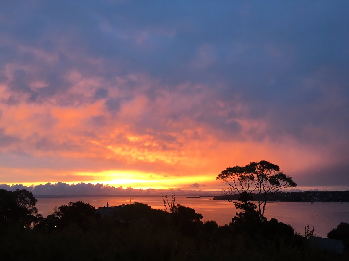 GordonFgordon68's tweet photo. Amazing sky over great oyster bay https://t.co/VR2GJTtqqI