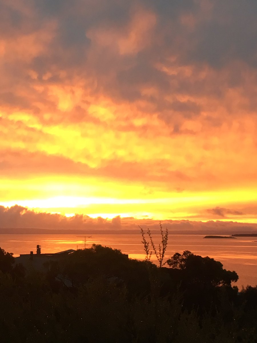 GordonFgordon68's tweet photo. Someone has painted the sky https://t.co/luRJMRzEx8