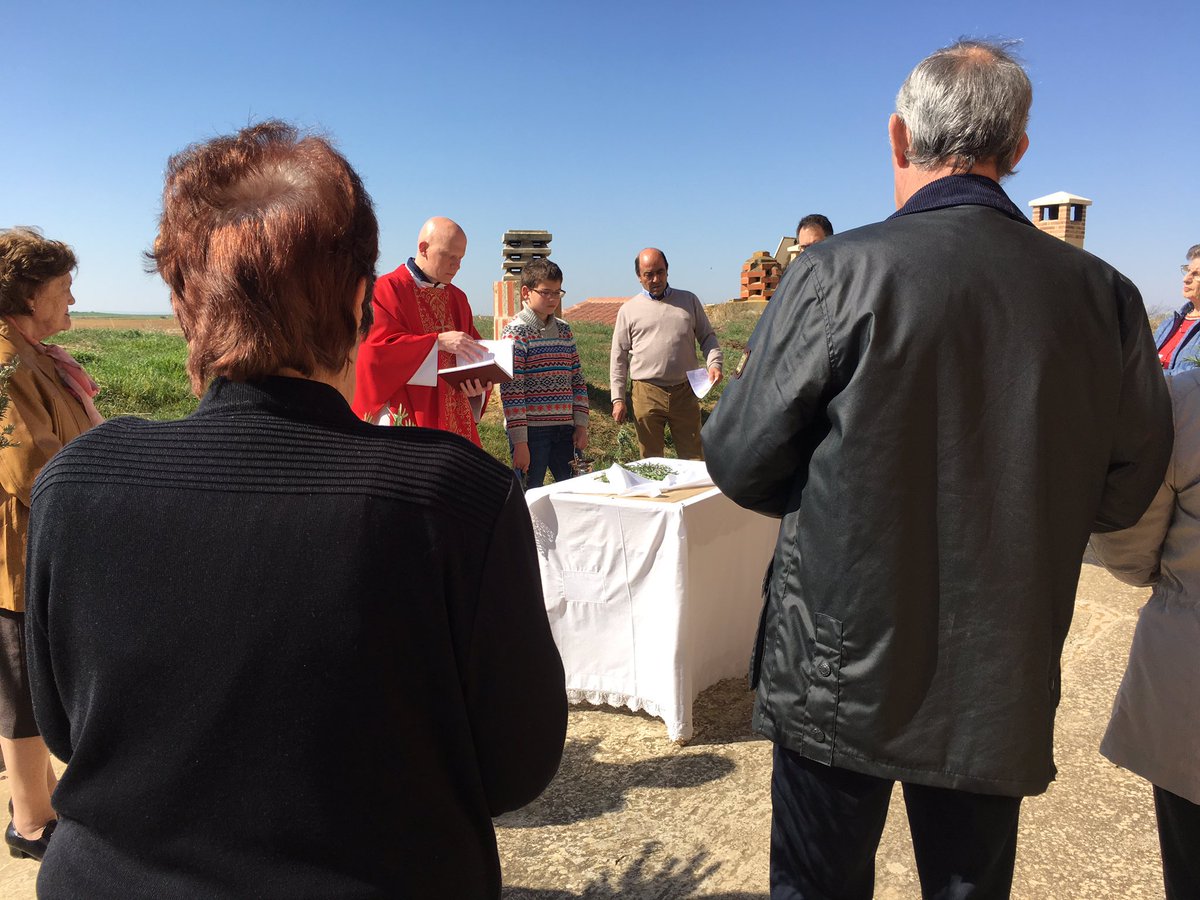 La_Caven's tweet photo. #DomingoDeRamos en #VdR hemos repartido 25 ramos de romero. Muy Buen día, 25° C y el campo con mucha sed. #Sequía #SeguroIntegral https://t.co/U1mLMTue77